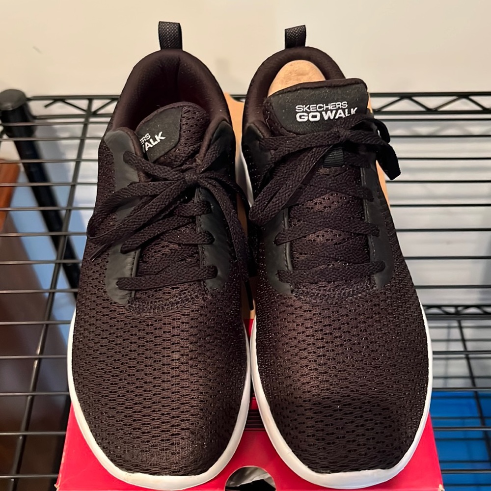 Skechers Gowalk Joy in Black.  Sz 6.5